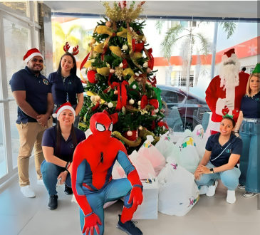 Niños hospitalizados en el Dr. Arturo Grullón reciben regalos y apoyo emocional durante las festividades