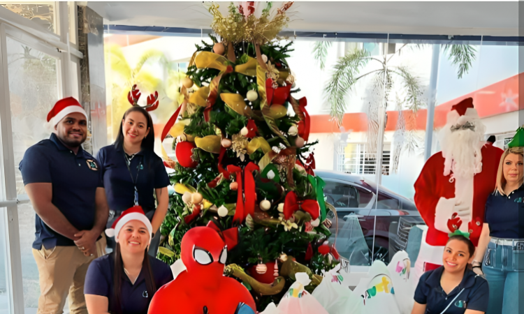 Niños hospitalizados en el Dr. Arturo Grullón reciben regalos y apoyo emocional durante las festividades