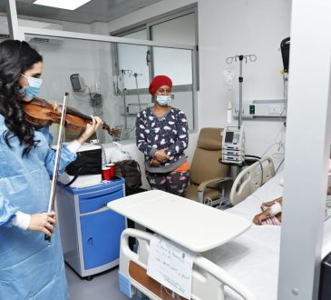 Aisha Syed lleva música sanadora a los niños del Hospital Pediátrico Robert Reid Cabral