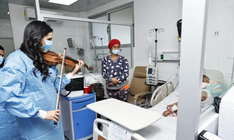 Aisha Syed lleva música sanadora a los niños del Hospital Pediátrico Robert Reid Cabral