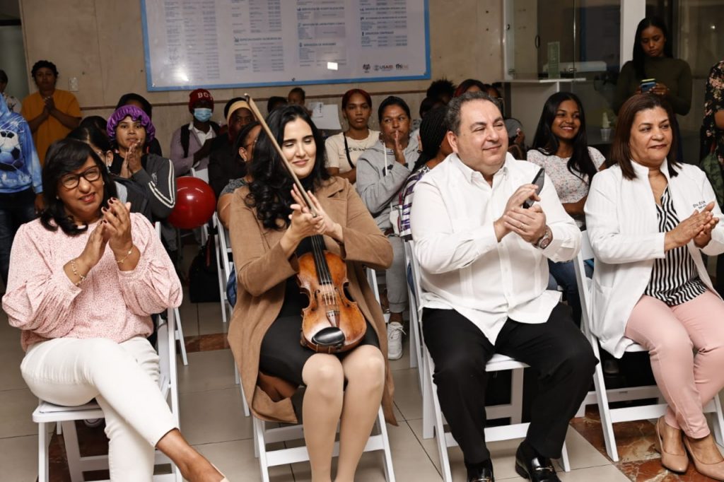 Aisha Syed lleva música sanadora a los niños del Hospital Pediátrico Robert Reid Cabral