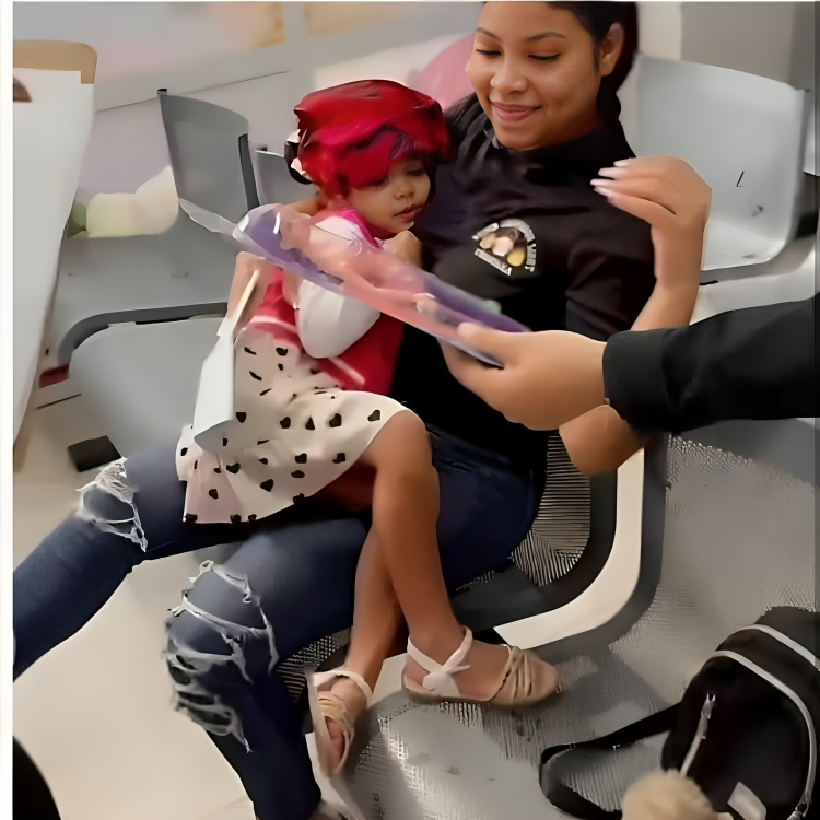 Niños hospitalizados en el Dr. Arturo Grullón reciben regalos y apoyo emocional durante las festividades