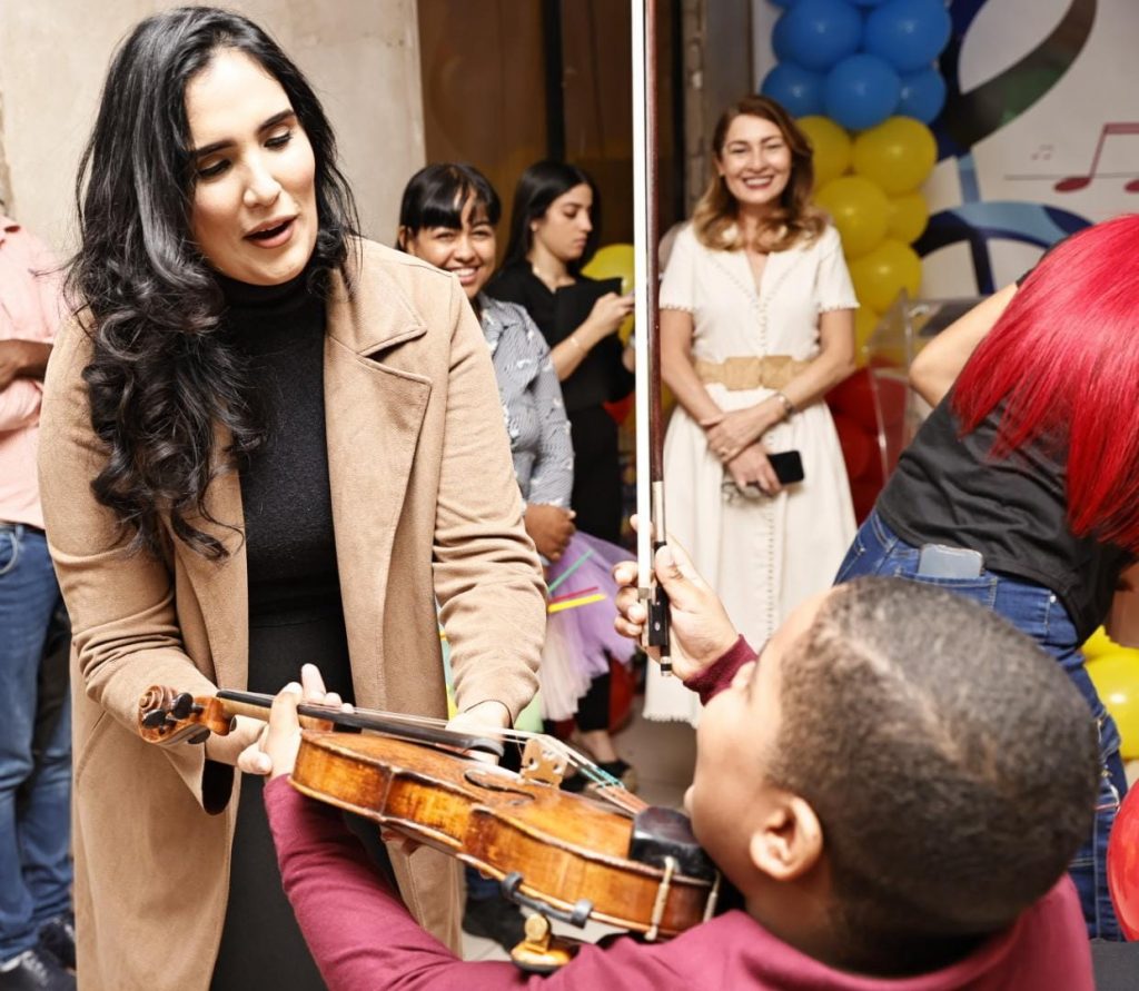 Aisha Syed lleva música sanadora a los niños del Hospital Pediátrico Robert Reid Cabral
