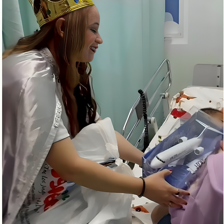 Niños hospitalizados en el Dr. Arturo Grullón reciben regalos y apoyo emocional durante las festividades