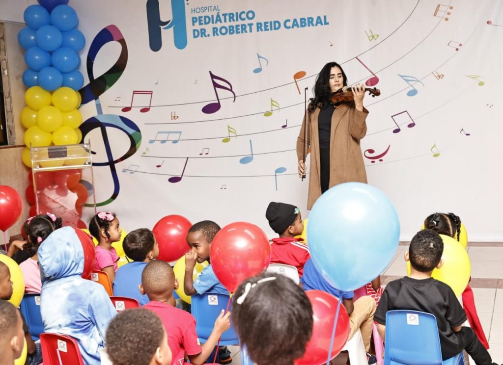 Aisha Syed lleva música sanadora a los niños del Hospital Pediátrico Robert Reid Cabral