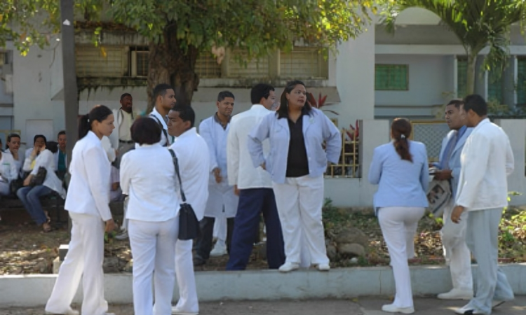 Médicos advierten sobre suspensión de servicios a pacientes afiliados a ARS por retrasos en pagos