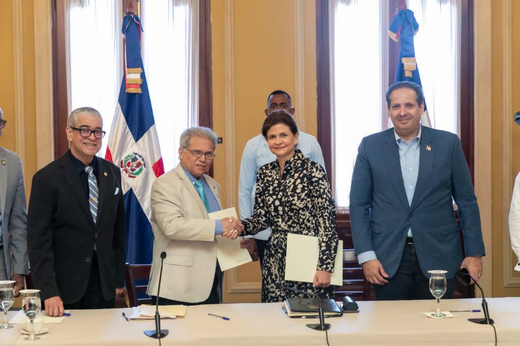 Gobierno y CMD firman acuerdo histórico que garantiza aumento salarial para médicos dominicanos
