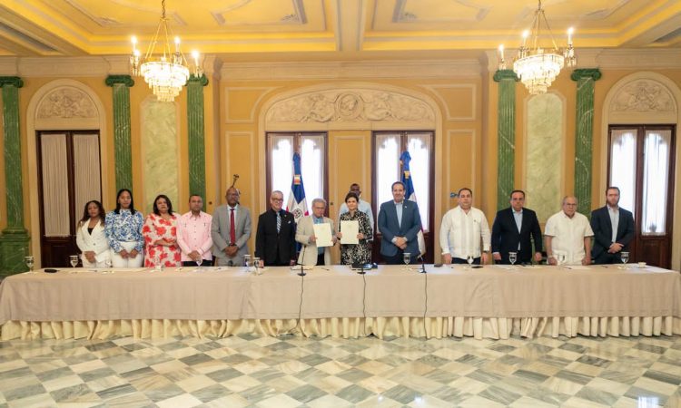 Gobierno y CMD firman acuerdo histórico que garantiza aumento salarial para médicos dominicanos