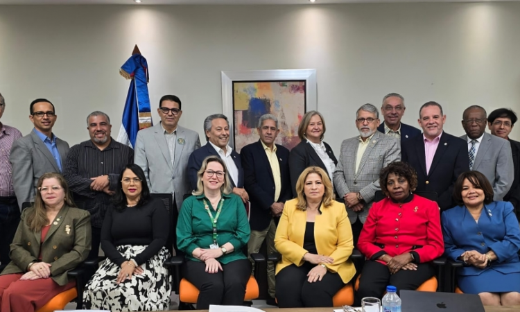 ADOFEM celebra reunión en PUCMM y anuncia dedicación del Congreso Nacional de Educación Médica 2025