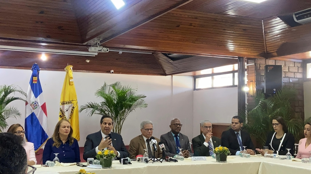 Ministro de Salud confirma aplicación del aumento salarial del 10% para médicos