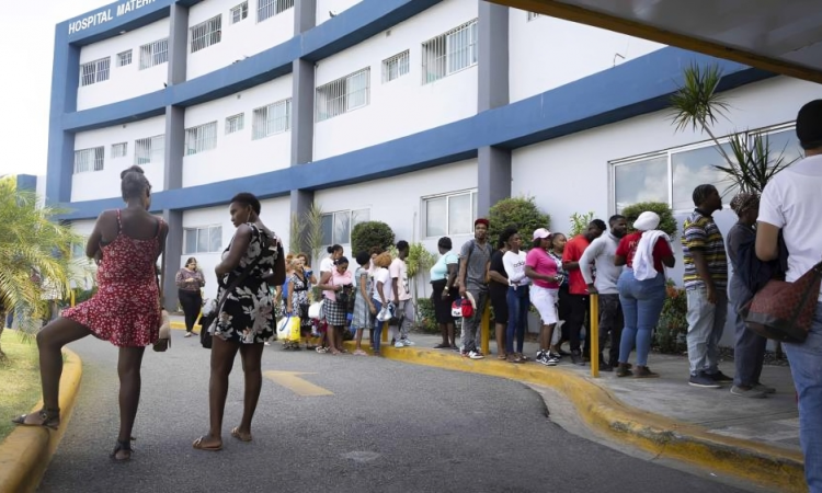 Especialistas debaten sobre posible cobro de servicios de salud a migrantes en República Dominicana