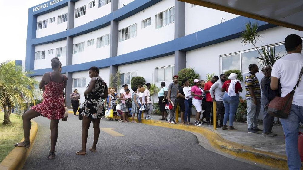 Especialistas debaten sobre posible cobro de servicios de salud a migrantes en República Dominicana