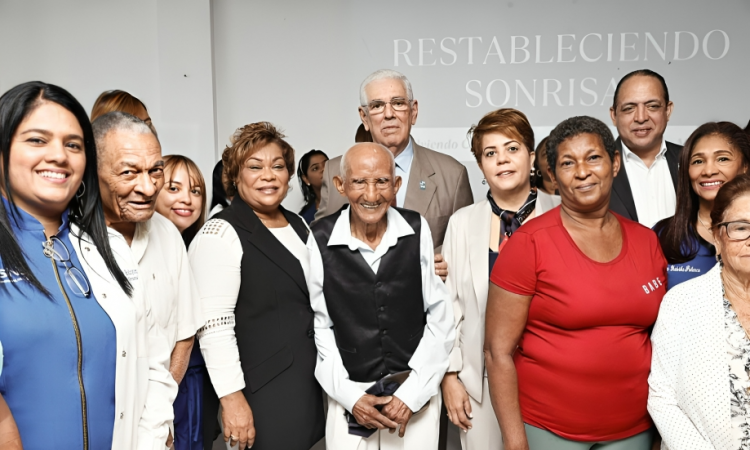 SNS rehabilita la sonrisa de 134 adultos mayores con prótesis dentales gratuitas