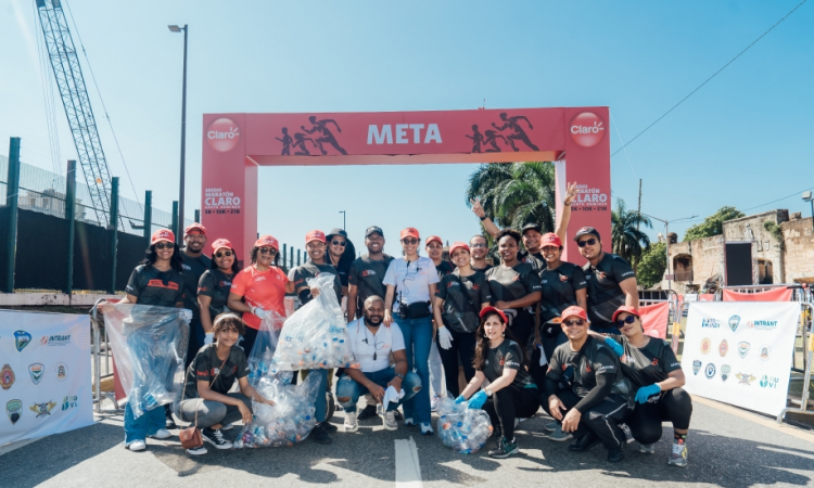 Claro Dominicana refuerza su compromiso ambiental con la recolección de 20,700 botellas plásticas en el Medio Maratón Claro 2025