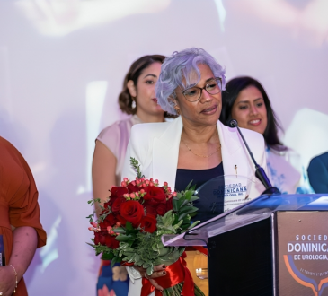 Sociedad Dominicana de Urología reconoce a la doctora Marlin Fernández por su trayectoria en andrología