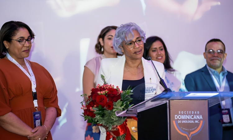 Sociedad Dominicana de Urología reconoce a la doctora Marlin Fernández por su trayectoria en andrología
