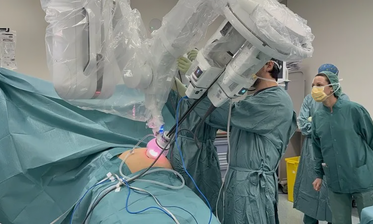 Hospital de Sant Pau incorpora robot quirúrgico de última generación que reduce el tiempo de recuperación