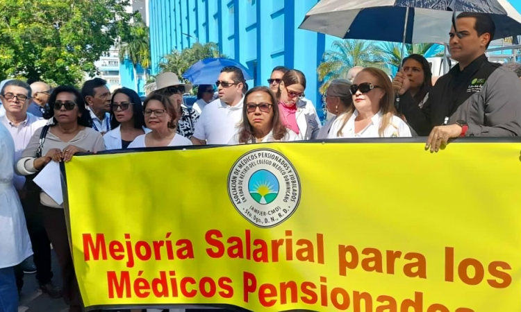 Médicos pensionados exigen aumento ante crisis económica y pérdida del poder adquisitivo