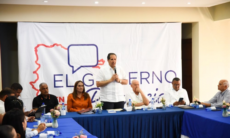 Ministro de Salud Pública supervisa centros educativos en San Francisco de Macorís como parte de “El Gobierno en las Provincias”