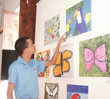 Rehabilitación y Casa de Teatro inauguran exposición “Sin Límites” con 72 obras de estudiantes con discapacidad
