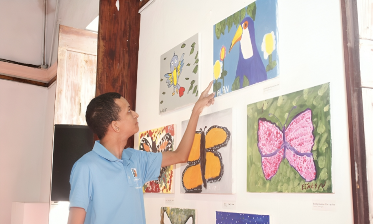 Rehabilitación y Casa de Teatro inauguran exposición “Sin Límites” con 72 obras de estudiantes con discapacidad