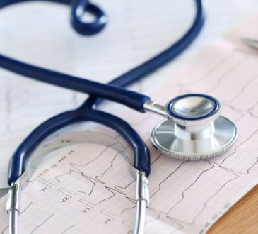 Más de 10 horas sentado al día eleva riesgo de insuficiencia cardíaca, infarto y muerte cardiovascular, revela estudio