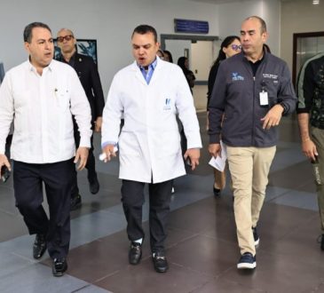 Mario Lama visita hospitales y reconoce labor del personal médico tras tragedia en discoteca Jet Set