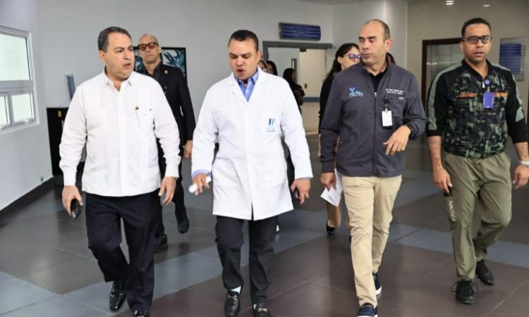 Mario Lama visita hospitales y reconoce labor del personal médico tras tragedia en discoteca Jet Set