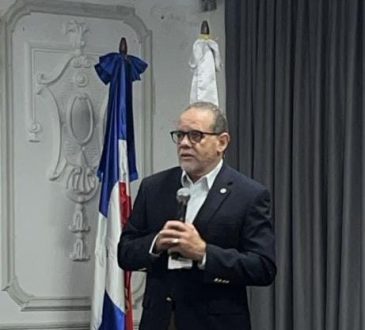 Dr. William Duke resalta la importancia del humanismo en la atención primaria durante el MEDI-UCE 2025