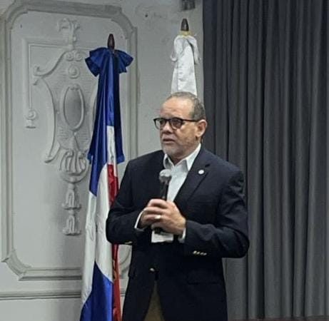 Dr. William Duke resalta la importancia del humanismo en la atención primaria durante el MEDI-UCE 2025