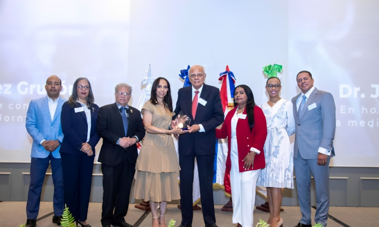 Medicina con excelencia y humanismo: Jornada científica rinde homenaje a dos íconos médicos