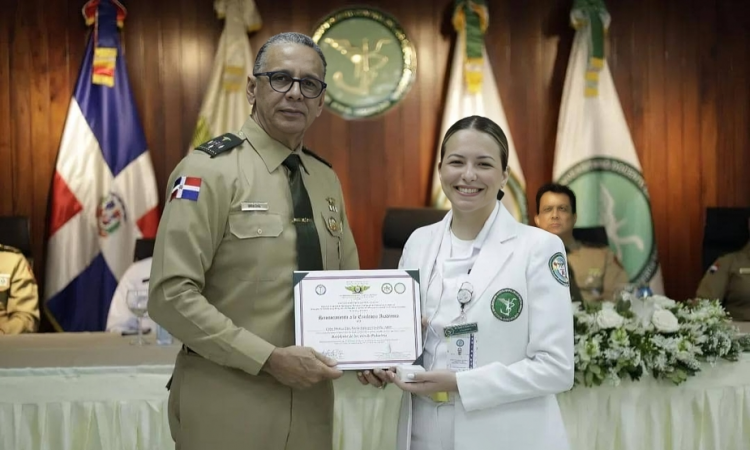 Hospital Central de las Fuerzas Armadas celebra logros académicos de sus residentes