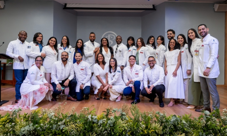 Hospital de la Plaza de la Salud gradúa nueva promoción de médicos especialistas en emotiva ceremonia