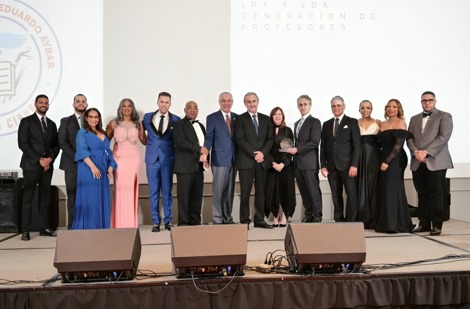 Residencia de Cirugía del Hospital Luis Eduardo Aybar celebra 50 años de formación médica con emotivo acto de reconocimiento Residencia de Cirugía del Hospital Luis Eduardo Aybar celebra 50 años de formación médica con emotivo acto de reconocimiento