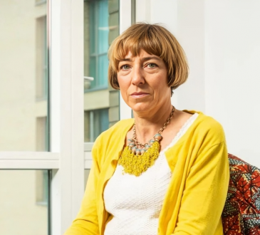 Dra. Anna Gilmore denuncia el impacto oculto de las industrias en la salud global