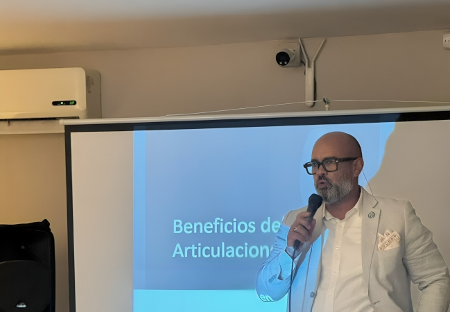 Dr. Andy De León impulsa enfoque innovador en salud articular durante Jornada de Ortopedia Sur