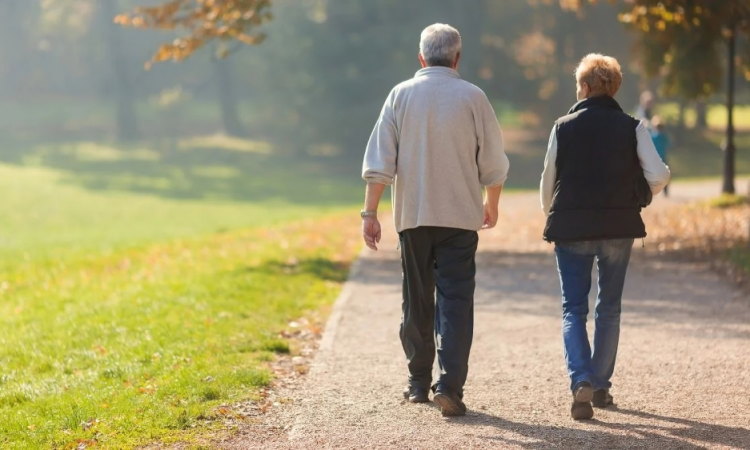 Caminar 7,000 pasos diarios reduce significativamente el riesgo de enfermedades crónicas y mortalidad