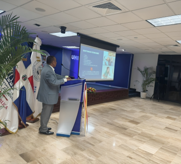 Dr. Nina destaca importancia de manejo integral de hepatitis en embarazadas durante simposio del MSP