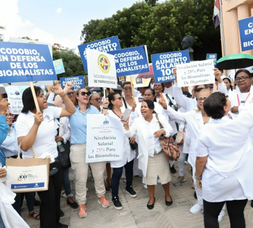 Bioanalistas inician plan de lucha frente al Palacio Nacional en demanda de aumento salarial