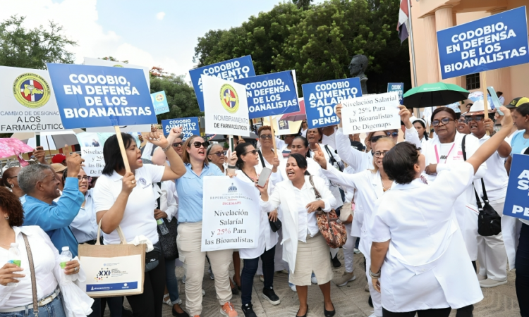 Bioanalistas inician plan de lucha frente al Palacio Nacional en demanda de aumento salarial Bioanalistas inician plan de lucha frente al Palacio Nacional en demanda de aumento salarial