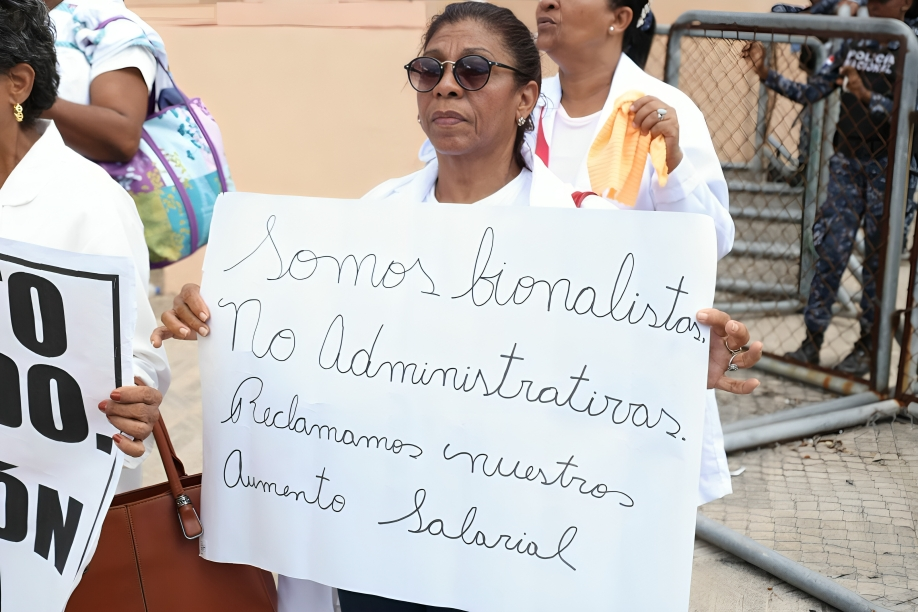 Bioanalistas inician plan de lucha frente al Palacio Nacional en demanda de aumento salarial Bioanalistas inician plan de lucha frente al Palacio Nacional en demanda de aumento salarial