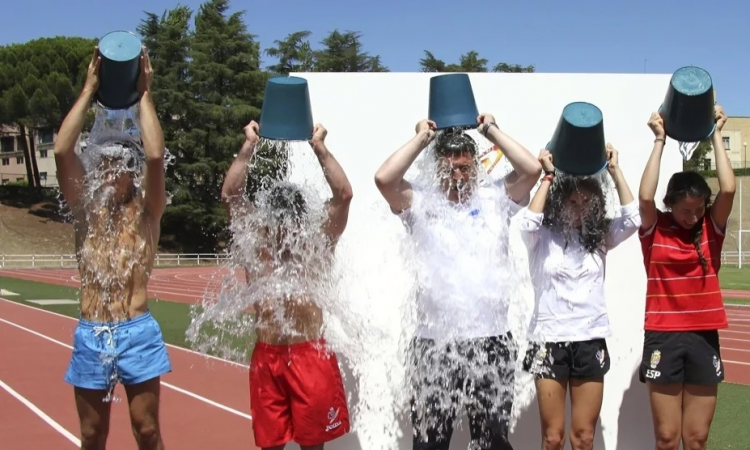 Fundela relanza el icónico reto del cubo de agua helada por la ELA Fundela relanza el icónico reto del cubo de agua helada por la ELA