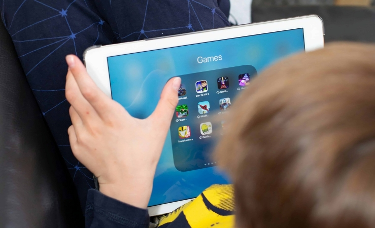 Investigación revela vínculo entre horas de pantalla y problemas metabólicos en niños y adolescentes