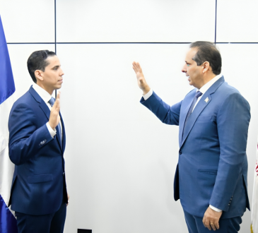 Víctor Atallah juramenta a Edward Guzmán como nuevo director ejecutivo de SeNaSa