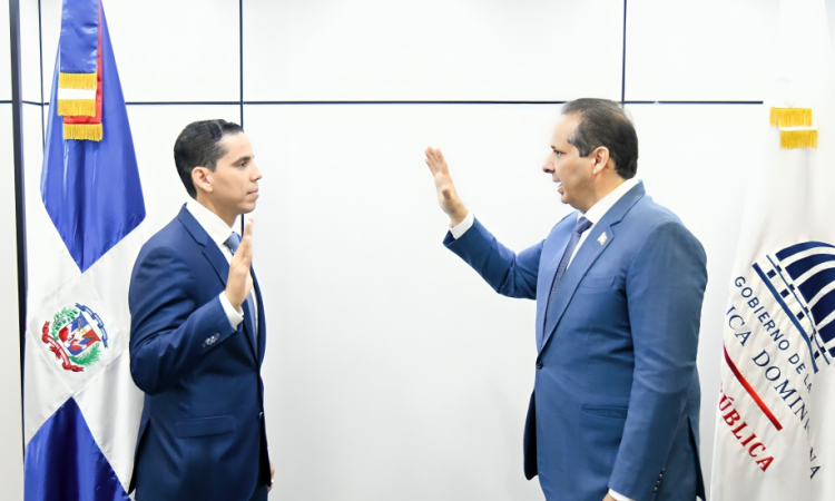 Víctor Atallah juramenta a Edward Guzmán como nuevo director ejecutivo de SeNaSa