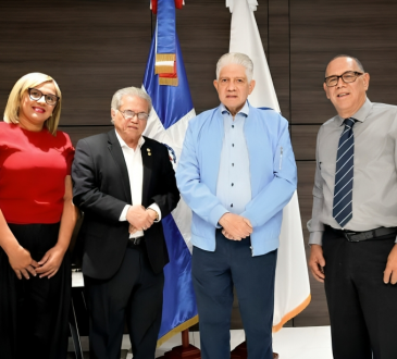 Gobierno y Colegio Médico dialogan sobre reestructuración salarial de médicos en Obras Públicas