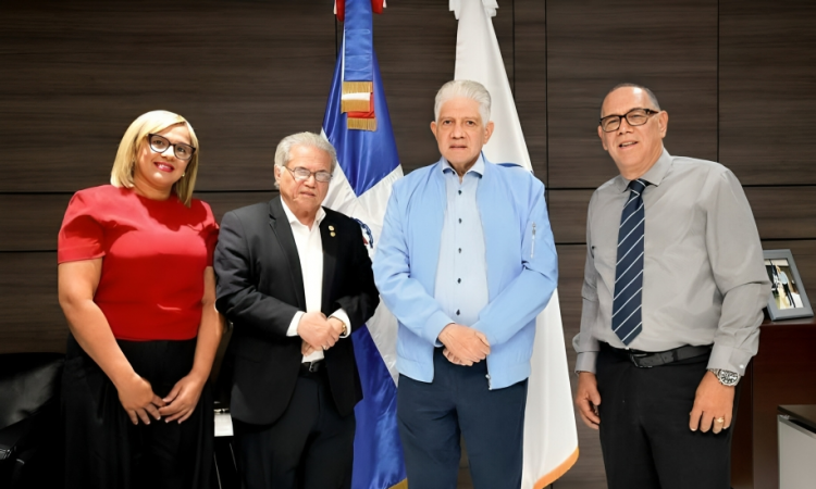 Gobierno y Colegio Médico dialogan sobre reestructuración salarial de médicos en Obras Públicas