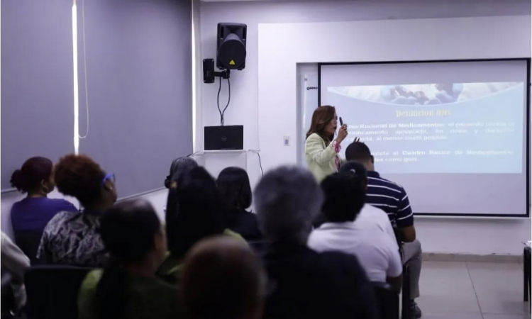 Hospital Central de las Fuerzas Armadas imparte curso sobre uso racional de medicamentos para enfrentar retos del siglo XXI