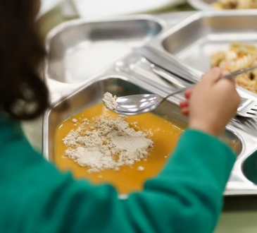 Preocupación por mercurio lleva a Francia a eliminar el atún de comedores escolares