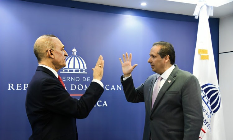 Ministro de Salud juramenta a José Luis López Pérez como director de Promese/CAL